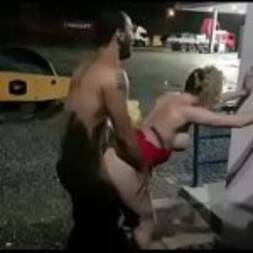 Sexo no posto de gasolina com casada bêbada