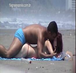 Fazendo sexo na praia com safada que deu mole