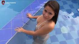 ***** bonus ***** Daniela Florez model na piscina
