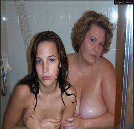 Mãe e sua filha nua no chuveiro em fotos caseiras  | Fotos das mais gostosas