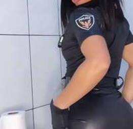 Policial safada fazendo xixi - Condor Sexy