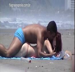Flagra traindo o namorado na praia com um estranho
