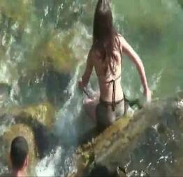 Flagraram e filmaram sacanagem com novinha na cachoeira