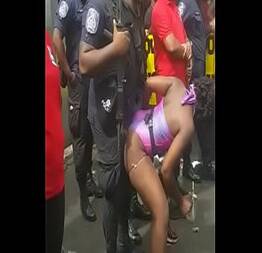 No carnaval muito louca sacou no policia