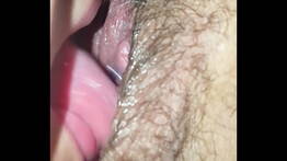 Passando a língua dentro da buceta gostosa dela