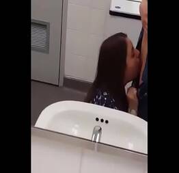 Universitaria 18 anos mamando o colega no banheiro