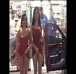 Abany Ferrari e Sandy Cortez se Exibindo nas Ruas do Litoral de SP