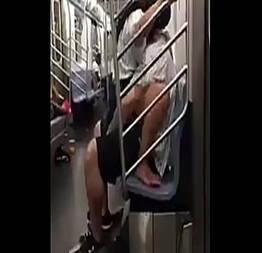 Flagra novinha safada no metrô sentando na pica