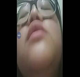 Nerd de oculos caiu na webcam