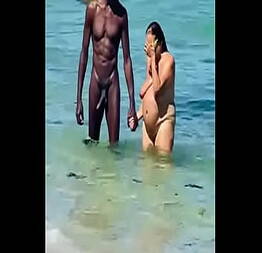 Negão pauzudo com gordinha na praia