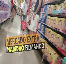 Cristina almeida se exibindo dentro do supermercado extra com o marido filmando escondido