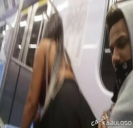 Dando uma rapidinha dentro do metrô caah kabulosa vinny kabuloso | sexo da rua |sexo na rua