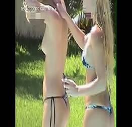 Vizinho faz vídeo de duas amigas peladas pegando sol em piscina no rio de janeiro