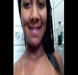 neguinha novinha peladinha tomando banho