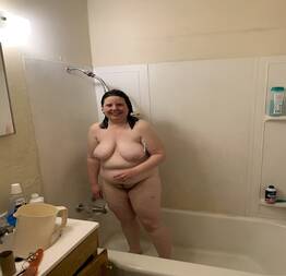 Minha esposa gordinha no chuveiro e depois do sexo