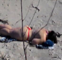 Namorada novinha gostosa tomando sol na praia de biquini fio dental | X safada |safadas