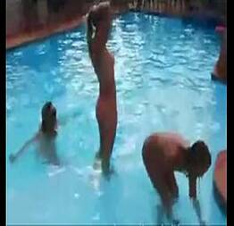 Novinhas peladas na piscina