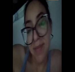 Video chamada com gatinha exibida