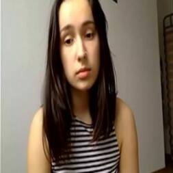 Novinha linda na siririca na webcam caiu na net