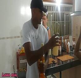 Pegando a namorada do amigo na festa