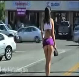Linda colita en mini falda muestra su culito en la calle | sexo em publico |sexo na rua