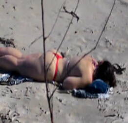 Namorada novinha gostosa tomando sol na praia de biquini fio dental