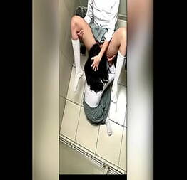 Dos alumnas lesbianas mexicanas tocándose en el baño de la escuela y haciendo sexo oral dos estudiantes
