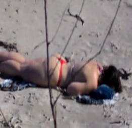 Namorada novinha gostosa tomando sol na praia de biquini fio dental | safada |safadas
