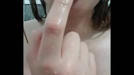 Tomando banho e colocando dedo na buceta