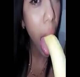 Se masturba con un platano