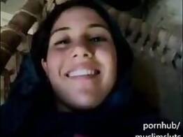 Mostrou vídeo porno pra amiga ela ficou excitada e deu a buceta