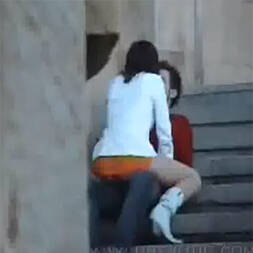 Flagra do casal safado transando na escada em publico
